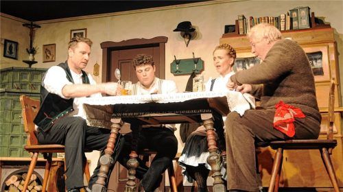 Die Harmonie trügt: Worum es in der Runde von Bauer Vitus (Hans Peisl), Dienstbub Luki (Thomas Pichler), Hauswirtschafterin Rosi (Veronika Engelberger) und Vater Hausl (Richard Leitner) wohl geht? Fotos  Reischl-Zehentbauer