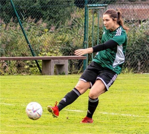 Die Jettenbacher Fußballerinnen haben mit einem knappen 2:1-Heimsieg ihre Verfolgerposition gefestigt. Foto psc