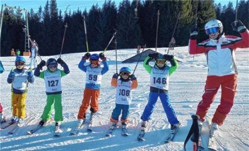 Die jüngsten Skifahrer mit „Entertainer“ Jan. Fotos  Blaum