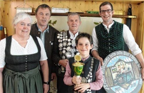 Die letzten Ehrungen im „Alten Wirt“: (von links) Petra Kurrle, Schützenmeister Rudi Babl, Hans Weißenbacher, Emil Sandi und Stefan Raß durften sich freuen.Foto re
