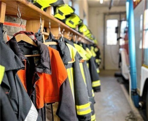 Die meisten der aktuellen Feuerwehranzüge wurden vor 30 Jahren angeschafft und sind mittlerweile verschlissen. Foto Deindl