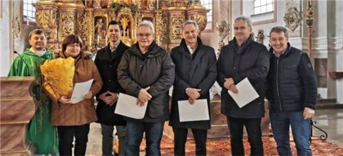 Die Mitglieder der Kirchenverwaltung Halfing: (von links) Pater Christoph Domagalski, Petra Reif, Thomas Binder, Sebastian Schauer, Matthias Maier, Gottfried Aicher und Josef Stettner.Foto re