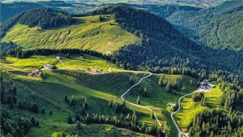 Die Mittelstation (rechts im Bild) ist Dreh- und Angelpunkt beim „Everesting“ am Hochfelln.Foto Holger Birkicht