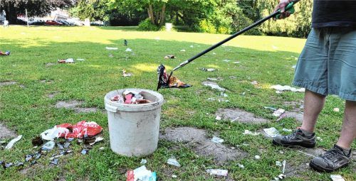 Die Nachrichtenagentur dpa teilte mit, dass sich in den bayerischen Großstädten das Abfallaufkommen in Parks und Anlagen teilweise mehr als verdoppelt hat. Auch in Feldkirchen-Westerham gibt es Ärger um Abfälle. Foto picture alliance/dpa | Peter Kneffel