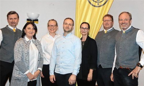 Die neue Vorstandschaft des SV Ostermünchen: (von links) Markus Lupp, Lydia Haas, Petra Stache, Philipp Fuchs, Daniela Mayer, Christian Mayer und Stefan Hofbauer. Foto stache
