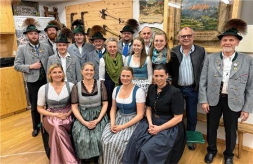 Die neue Vorstandschaft des Trachtenvereins D’Luegstoana Oberaudorf ist in weiten Teilen die alte. Foto re