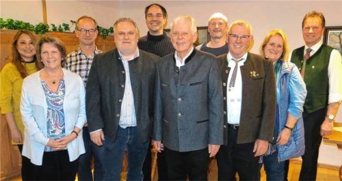 Die neugewählte Vorstandschaft des „Sängerkreises Wendelstein“ besteht aus (von links) Kayo Hashimoto-Hillebrandt, Ulrike Munninger, Stefan Kell, Markus Seemann, Matthias Schwaiger, Karl Janssen, Thomas Kammerloher, Bernhard Kreuz, Barbara Noichl und Alois Hundhammer. Nicht auf dem Foto ist Schriftführerin Christina Konrad, sie wurde in Abwesenheit gewählt. Fotos  Baumann
