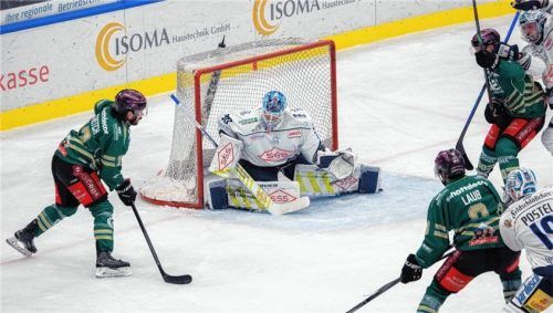Die Paradereihe der Starbulls um C.J. Stretch und Lukas Laub ist bisher komplett abgemeldet. Auch aus dieser Situation im Heimspiel entstand kein Treffer.Foto Mühlhofer