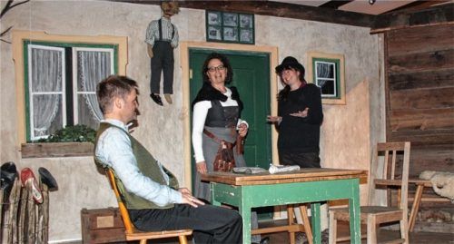 Die Proben zur „Banditn Bagasch“ sind in vollem Gang. Im Bild: (von links) Peter Oberauer, Angelika Rank und Christl Weyerer.Foto Steffenhagen