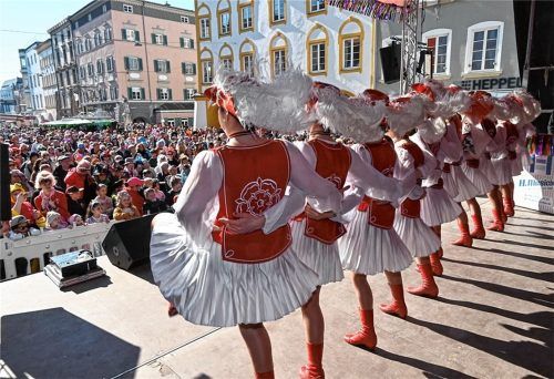 Die Rosenheimer Garde tanzte den feiernden Menschen ein. Fotos Schlecker