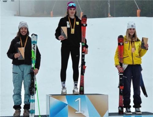 Die Siegerehrung nach dem Slalom der Mädchen U16, welchen Josefa Lapper (Mitte) für sich entschied.Foto re