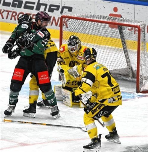 Die Special Teams waren in beiden Spielen gefragt: Hier Travis Ewanyk vor dem Krefelder Gehäuse.Foto Franz Ruprecht