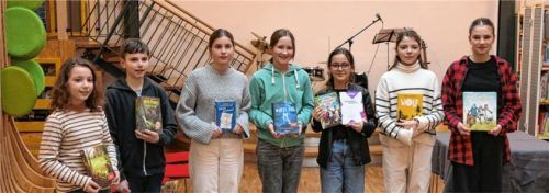 Die Teilnehmer des diesjährigen Stadtentscheids des Vorlesewettbewerbs der sechsten Klassen waren (von links) Helena Salvisberg, Joshua Tanzer, Matilda Polanetzki, Leonie Bäumler, Alisa Kocic, Marie Strametz sowie Matilda Endres.Fotos  Grun