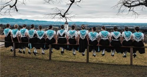 Die Trachtlerdirndl blicken schon voraus auf die Festveranstaltungen. Foto Daxenberger
