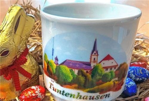 Die Tuntenhausner Tasse passt ideal zu Has‘ und Ei ins Osternest. Die Idee dazu stammt von Annemarie Weigl.