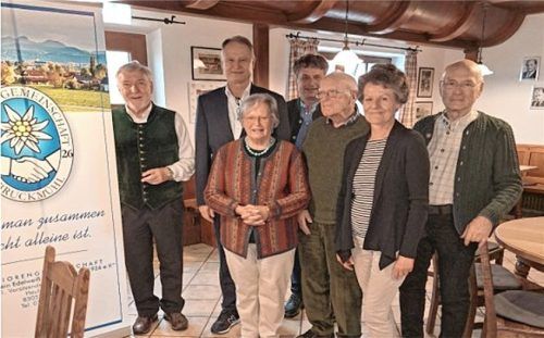 Die Vorstandschaft der Seniorengemeinschaft „Altersverein Edelweiß“: (von links) Altbürgermeister Franz-Xaver Heinritzi, Peter Buchbauer, Grete Kissel, Georg Ziegltrum, Gerhard Kissel, Josefa Hoibl, Alois Sperger. Nicht im Bild sind Karl Leitner und Walter Rösler. Foto re