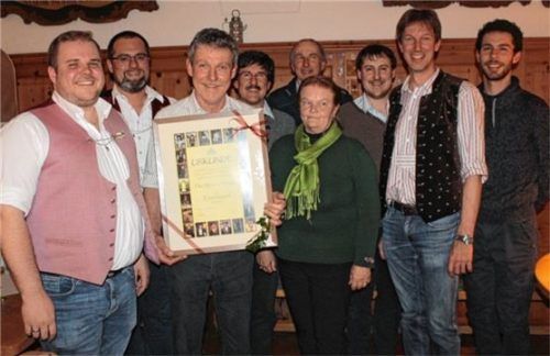 Die Vorstandschaft freute sich mit dem neuen Ehrenmitglied: (von links) Martin Obermair junior, Florian Wilhelm, Martin Obermair senior, Bernhard Obermair, Thomas Stocker, Michaela Goldes, Simon Obermair, Anton Obermair und Wolfgang Obermair.Foto Steffenhagen