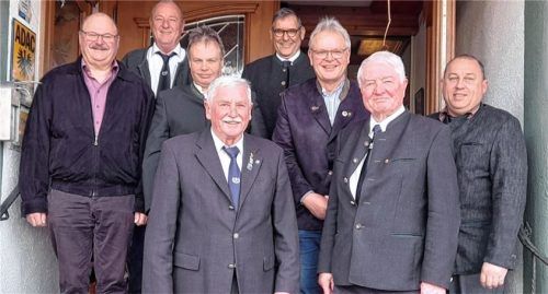 Die Vorstandschaft ist jetzt wieder komplett: (vorne) Vorsitzender Paul Reineke (links) und Zweiter Vorsitzender Sebastian Baumann sowie (hinten, von links) Fahnenbegleiter Hans Reiter, Reservistenbetreuer Thomas Schmidpeter, Kassier Josef Leitl, Beisitzer und Fahnenbegleiter Johann Mayer, Fähnrich Sebastian Schauer und Schriftführer Christian Aimer. Foto re