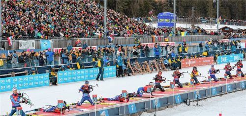 Die weltbesten Sportlerinnen und Sportler vor vollen Rängen – das war der Biathlon-Weltcup 2025 in Ruhpolding. Auch in den kommenden fünf Jahren laufen und schießen die Top-Stars in der Chiemgau Arena.Foto Hans Weitz