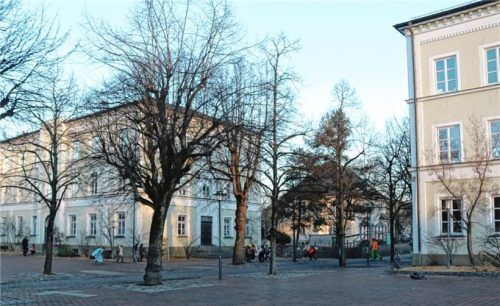 Diese beiden Gebäude der Mangfallschule könnten durch einen Anbau miteinander verbunden werden. Fotos Riediger