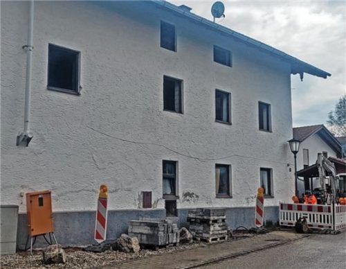 Dieses Nebengebäude vor dem neuen Trachtenheim wird größtenteils abgerissen. Foto  Stache