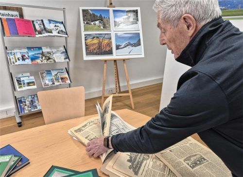 Dieter Vögele blättert in archivierten Ausgaben. Foto Aberle