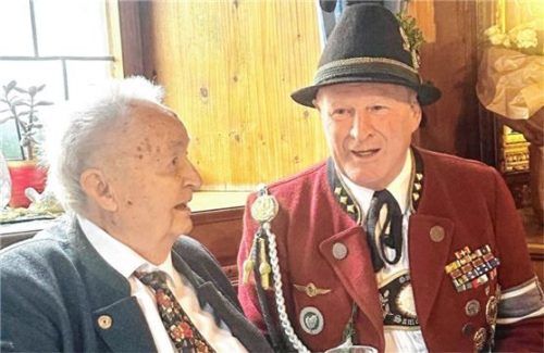 Dr. Hugo Lechleuthner (links) im Gespräch mit Hauptmann Fritz Dräxl.Foto Hötzelsperger