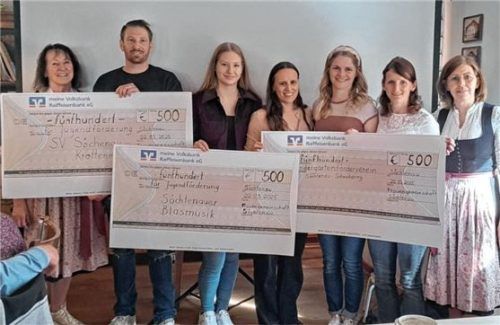 Drei Spendenschecks wurden überreicht: (von links) Mariele Fürst (KFD); Florian Aicher vom Sportverein, Marianne Seidl von der Jugendförderung der Blasmusik, Andrea Gasteiger, Kristina Assbichler und Moni Rinser vom Förderverein Kindergarten Schwabering und KFD-Kassiererin Anita Fuchs. Foto re