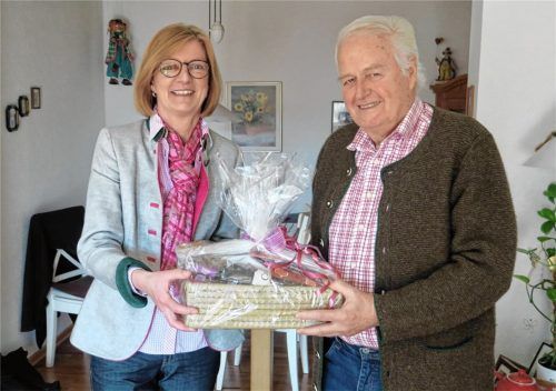 Dritte Bürgermeisterin Anna Wallner gratulierte Josef Wörndl im Namen der Marktgemeinde Bruckmühl. Foto baumann