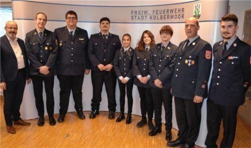 Durch Bürgermeister Peter Kloo (links) und die beiden Kommandanten Armin Hörl und Daniel Schrank (rechts) wurden (von links) Bernhard Freihart, Max Singhammer, Noah Bader, Christina Schrank, Lara Gans und Sebastian Draxinger neu in die aktive Mannschaft aufgenommen.