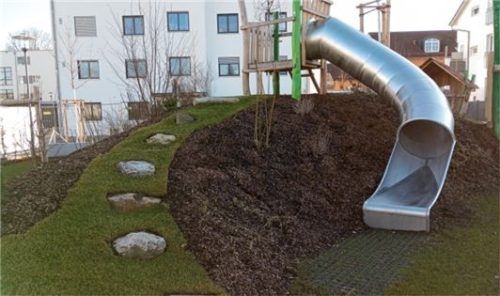 Durch die Steine, die als Aufgang zur Rutsche dienen, sieht Achim Wolf eine „erhebliche Verletzungsgefahr“.