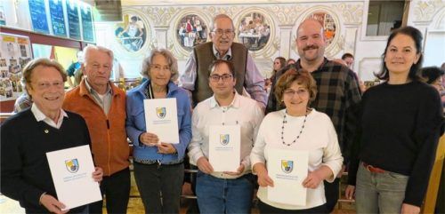 Ehrende und Geehrte: Das Vorstands-Duo Carla Rudholzner und Gregor Schumm (von rechts) ehrte (vorne von links) Rupert Poxleitner, Josef Niggl, Barbara Bichlmeyer, Peter Lermann und Anneliese Lermann sowie (hinten Mitte) Konrad Gartmeier.Foto baumann