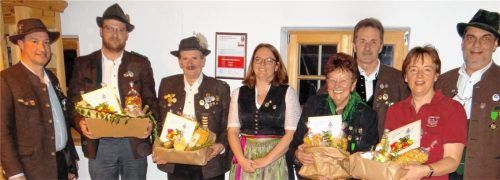 Ehrende und Geehrte: Im Bild (von links) Norbert Fenzl, Martin Esterl, Georg Feuerer, Franziska Ludewig, Christa Summerer, Franz Englbrechtinger, Regina Weindl und Bernhard Brehmer.Foto Hering