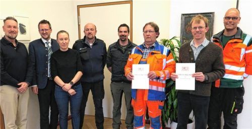 Ehrende und Geehrte (von links) Martin Haas, Bürgermeister Stephan Schlier, Bauamtsleiterin Katharina Ansel, Bauhofleiter Josef Feuersinger, sein Stellvertreter Andreas Arnold, Christian Berger, Christoph Schwarz und Personalrat Sebastian Siersch. Foto baumann