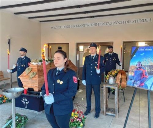 Ehrenwache der Halfinger Feuerwehr mit Fackeln und Trauermusik an der Aussegnungshalle.