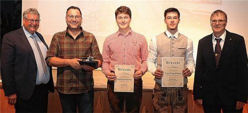 Ehrung der prüfungsbesten Metaller: (von links) Kreishandwerksmeister Gerhard Kotter, Innungs-Obermeister Wolfgang Petry, die Prüfungsbesten Armin Pfeffer und Simon Nadler sowie Prüfungsvorsitzender Fritz Graßl. Foto  Wittenzellner
