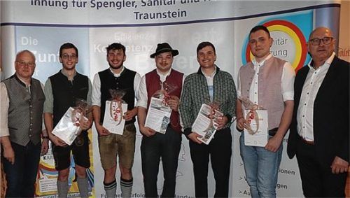 Ehrung für die Besten des SHK-Handwerks: (von links) Obermeister Peter Schuhbeck, Stefan Zimmermann, Josef Ohnesorg-Meisl, Andreas Willers, Denys Serdiuk, Kilian Bertl sowie Obermeister Josef Pflügl.Foto Wittenzellner