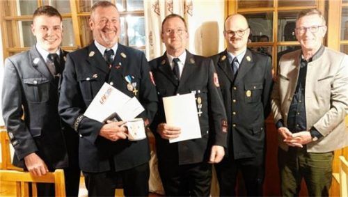 Ehrungen bei der Feuerwehr Grainbach: (von links) Kommandant Peter Heiß, Andreas Raumsauer, Albert Auer, Kreisbrandmeister Franz Aichinger und Bürgermeister Georg Huber.Foto Hötzelsperger