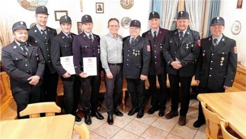 Ehrungen bei der Freiwilligen Feuerwehr Wildenwart (von links): Martin Zettl (Zweiter Kommandant), Georg Loferer (Erster Vorstand), Josef Ramsl, Michael Ramsl, Bürgermeister Daniel Mair, Peter Huber, Helmut Rosenwink, Markus Ramsauer und Florian Fischer (Erster Kommandant).
