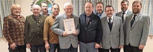 Ehrungen bei der KSK Pittenhart: (von links): Sebastian Guggenhuber, Alois Dobler, Franz Englbrechtinger, Walter Hainz, Johann Babinger, Reinhard Schreiner senior, Florian Straßer, Adolf Unterbuchner, Zweiter Vorsitzender Georg Dumpler und Vorsitzender Reinhard Schreiner.Foto .emk