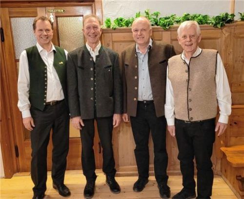 Ehrungen für 40 Jahre treues Singen erfolgten durch (von rechts) den stellvertretenden Vorsitzenden des Sängerkreis Wendelstein, Karl Janssen, für Johann Baumann und Hans Bartl. Es gratulierte auch der Erste Vorsitzende Alois Hundhammer. Foto  hundhammer