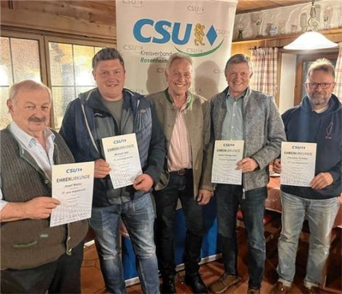 Ehrungen für langjährige Mitglieder: (von links) Josef Waller, Michael Astl, Vorsitzender Alois Holzmaier, Hubert Wildgruber und Christian Schäfer. Foto re