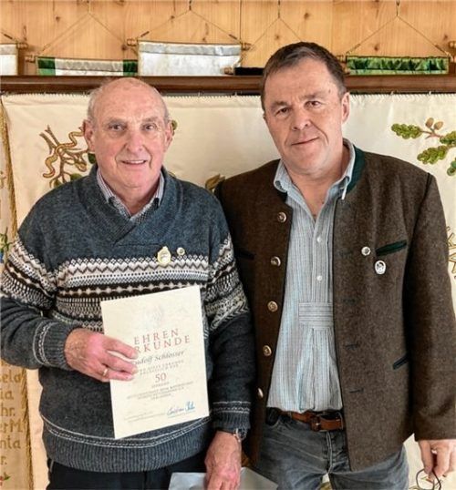 Ehrungen für langjährige Mitgliedschaft: Rudolf Schlosser (links) und Schützenmeister Rudi Babl. Foto Christian Scholz