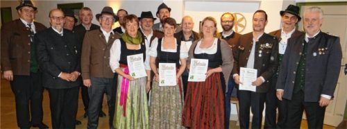 Ehrungen für langjährige Schützen: (von links) Uwe Kueres, Hannes Enders, Hans Steinbacher, Michael Mayer, Josef Voit, Leonhard Kriechbaum, Regina Weindl, Martin Bichl, Markus Kopp, Franziska Riepertinger, Kai-Uwe Pfaffelhuber, Gertraud Blank, Rupert Wörndl, Norbert Fenzl, Bernhard Brehmer und Stefan Ferch.Foto Hering