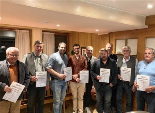 Ehrungen für treue Mitglieder: (von links) Andreas Schober, Martin Gruber, Florian Gruber, Maximilian Schober, Bürgermeister Olaf Kalsperger, Michael Finsterer, Wolfgang Rechenauer, Josef Zehetmair und Thomas Michel.Foto re