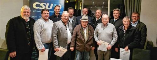 Ehrungen für verdiente Mitglieder: (hinten, von links) Max von Bredow, Vorsitzender der Mittelstandsunion Rosenheim, Hans Kaltner (40 Jahre), Paul Maier (zehn Jahre), Siegfried Franke (40 Jahre), Landrat Otto Lederer sowie (vorne, von links) Landtagsmitglied Sebastian Friesinger, Thomas Kiemer (zehn Jahre), Jakob Schäffler (50 Jahre), Konrad Kleinmaier (60 Jahre), Josef Mitterberger (50 Jahre) und Franz Strauß.Foto CSU Tuntenhausen