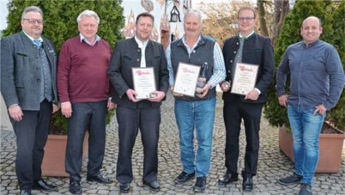 Ehrungen für verdiente Mitglieder: (von links): Schriftführer Norbert Zehrer und IG-Obmann Pius Graf gratulierten dem Zweiten Vorsitzenden Michael Süß, Hans Görgmaier und Vorsitzendem Joachim Pfaller. Rechts: Kassier Lorenz Liegl. Foto Seidl