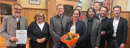 Ehrungen und Danksagungen: (von links) Bürgermeister Olaf Kalsperger, Anett Kleine-Döpke-Güse, der neue Vorsitzende Michael Linnerer, die bisherige Vorsitzende Denise Rösch, Josef Kutschera, Thomas Lehner, Marinus Grill, Philipp Mehring und Bezirksrat Matthias Eggerl.Foto re