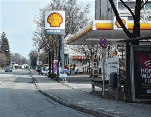 Ein 21-jähriger Mann aus Rosenheim spritzte an einer Tankstelle an der Äußeren Münchener Straße mit Benzin herum – während er ein Feuerzeug in der Hand hielt. Foto Schlecker