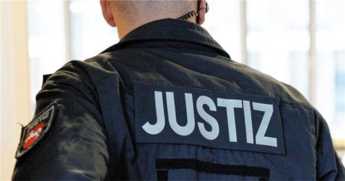 Ein 58-jähriger Mann aus dem Mangfalltal muss sich vor Gericht verantworten, nachdem er unter anderem mehrfach nackt vor Kindern onaniert hat (Symbolbild). Foto Friso Gentsch (dpa)